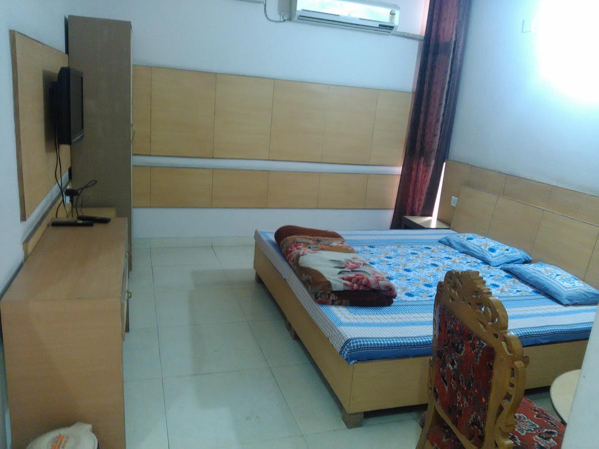 Hotel Palace Hoshiarpur エクステリア 写真